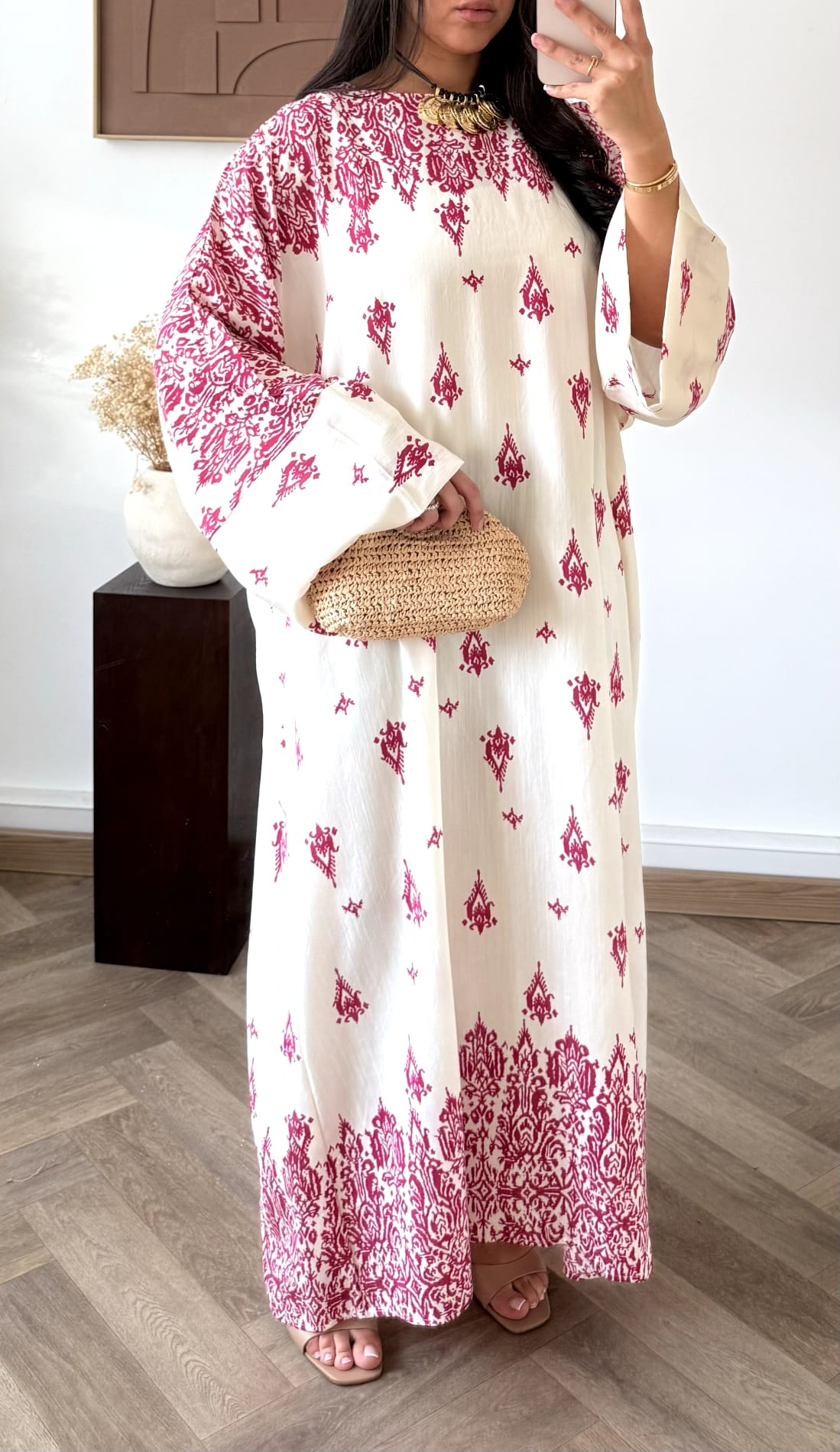 Weißes marokkanisches Alltagskleid mit rotem Ornamentmuster - Maxikleid Vorderansicht