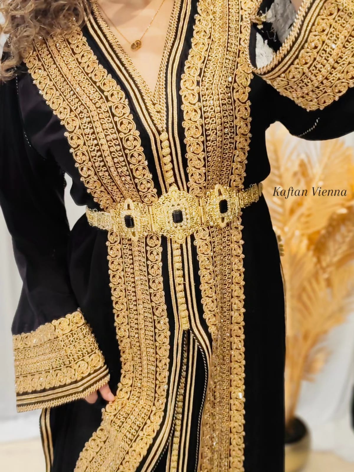 Takshita Schwarz mit Goldstickerei - Detailansicht Handarbeit