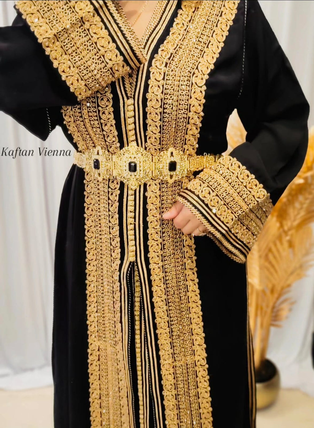 Schwarze Takshita mit goldenem Gürtel - Seitenansicht festlich