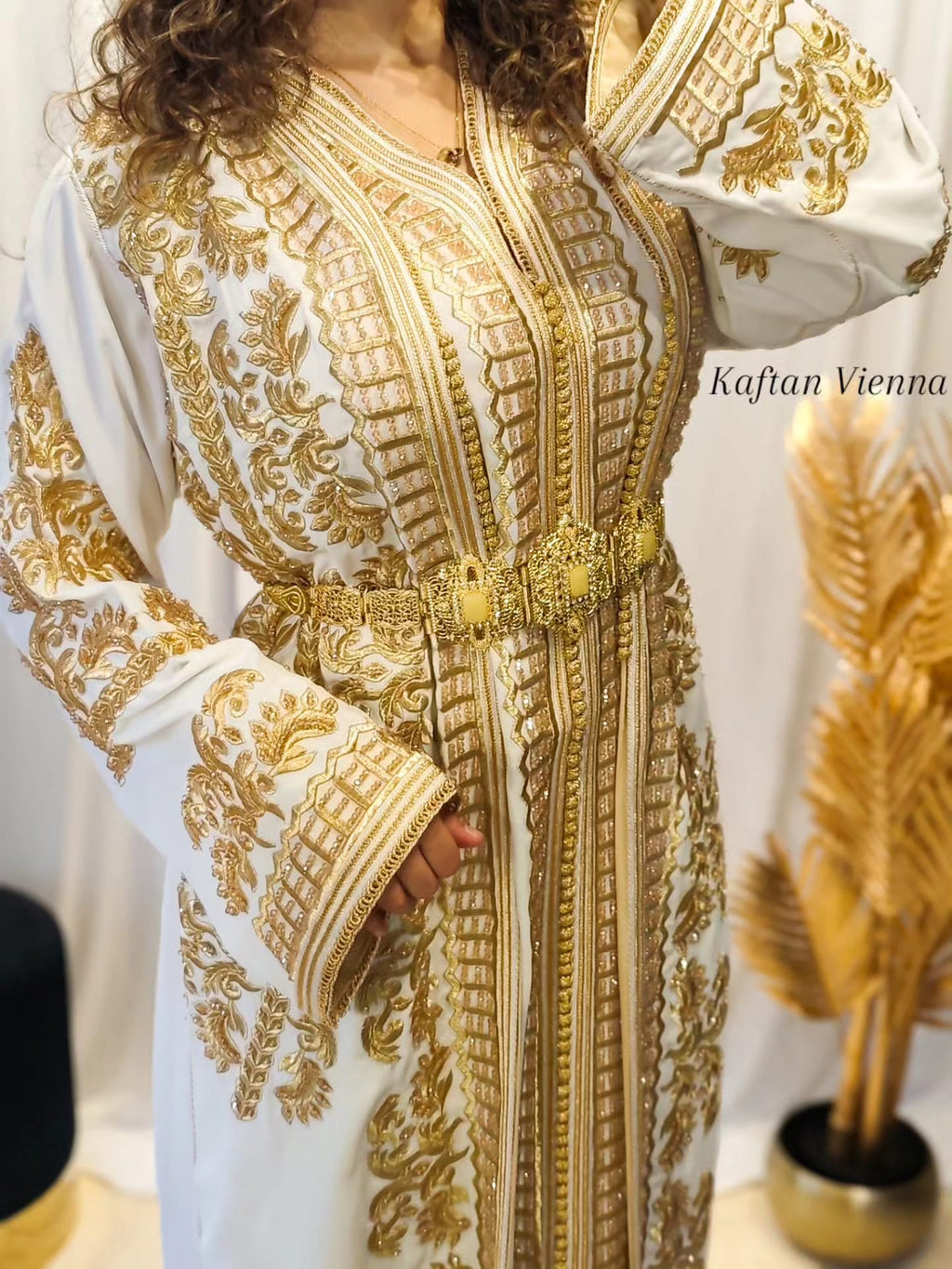 Takshita Weiß mit Spitzen-Überwurf - Detailansicht transparent