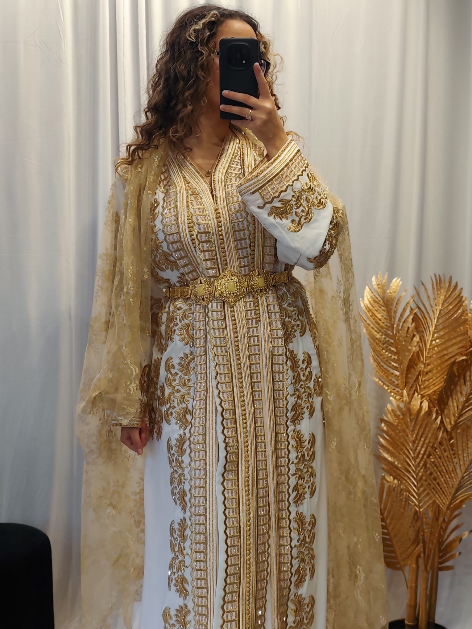 Weiße Hochzeits-Takshita mit Goldstickerei - Komplettansicht