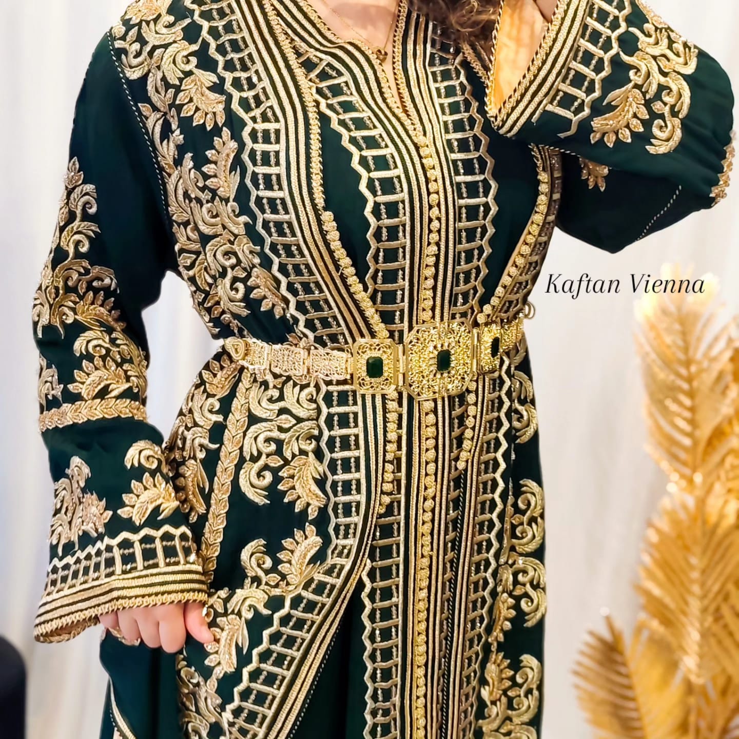 Takshita Smaragdgrün Handstickerei - Detailansicht Goldmuster