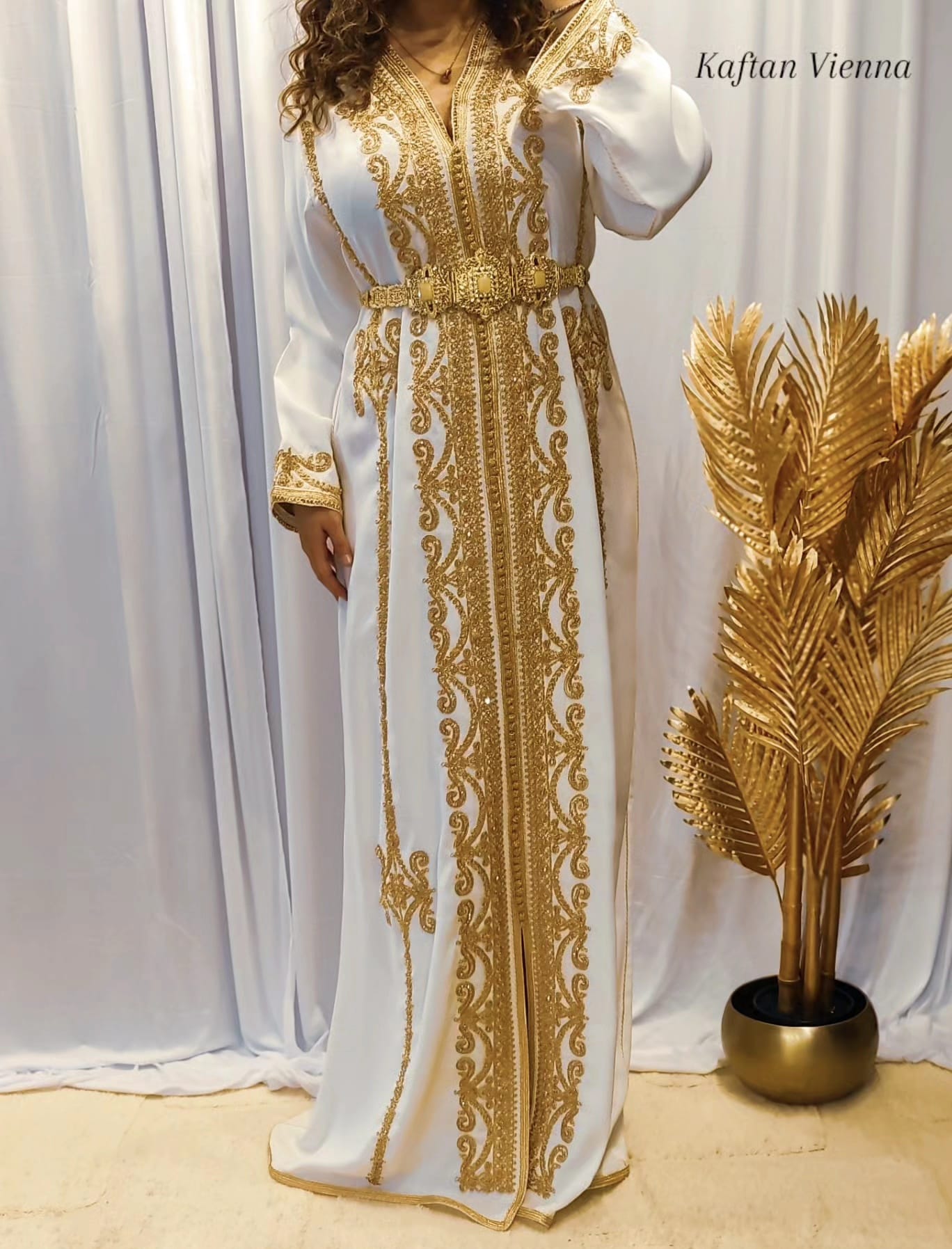 Weißer Kaftan mit goldenen Details - Komplettansicht festlich