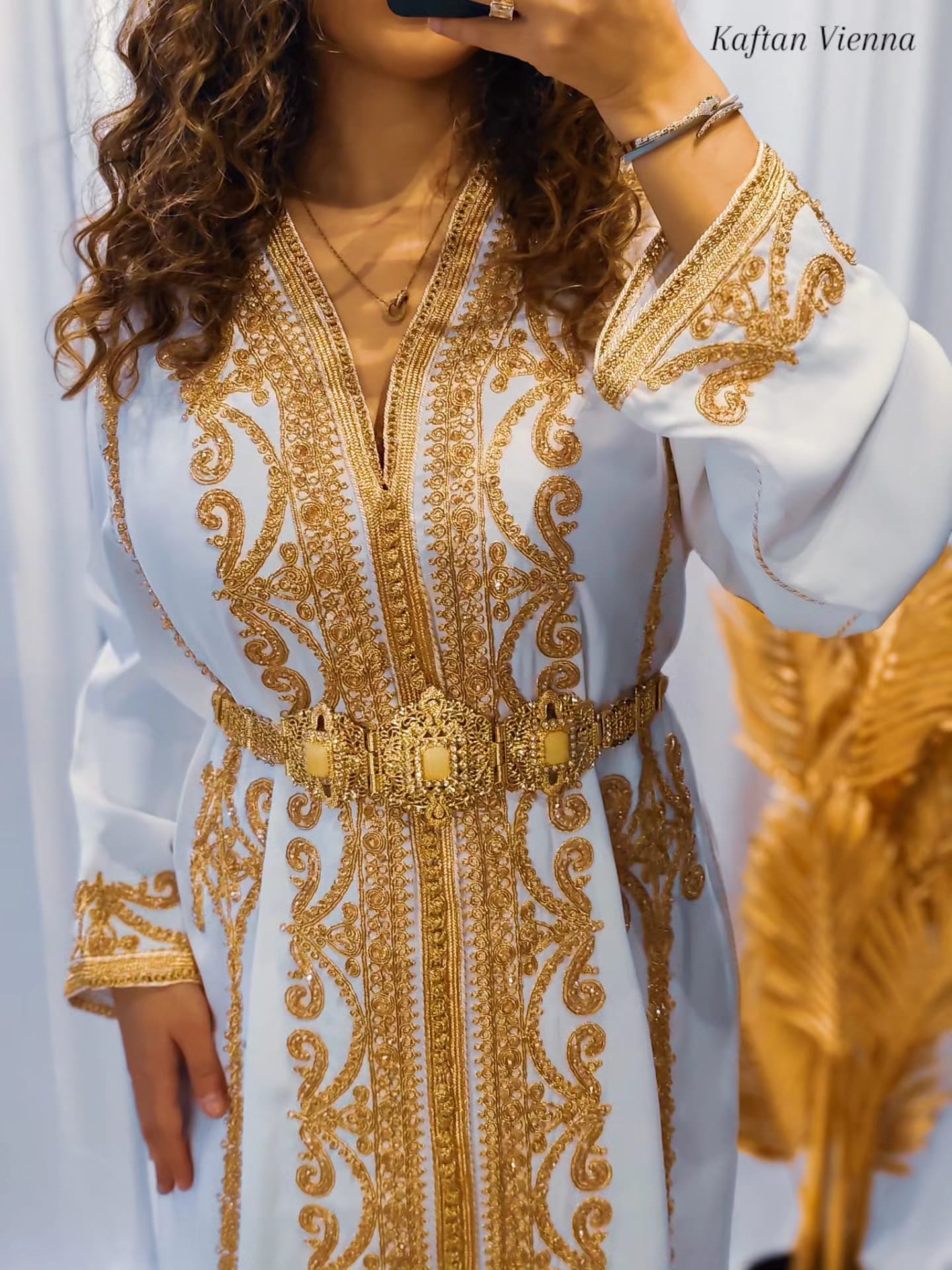 Kaftan Weiß mit Goldstickerei - Detailansicht Ornamente