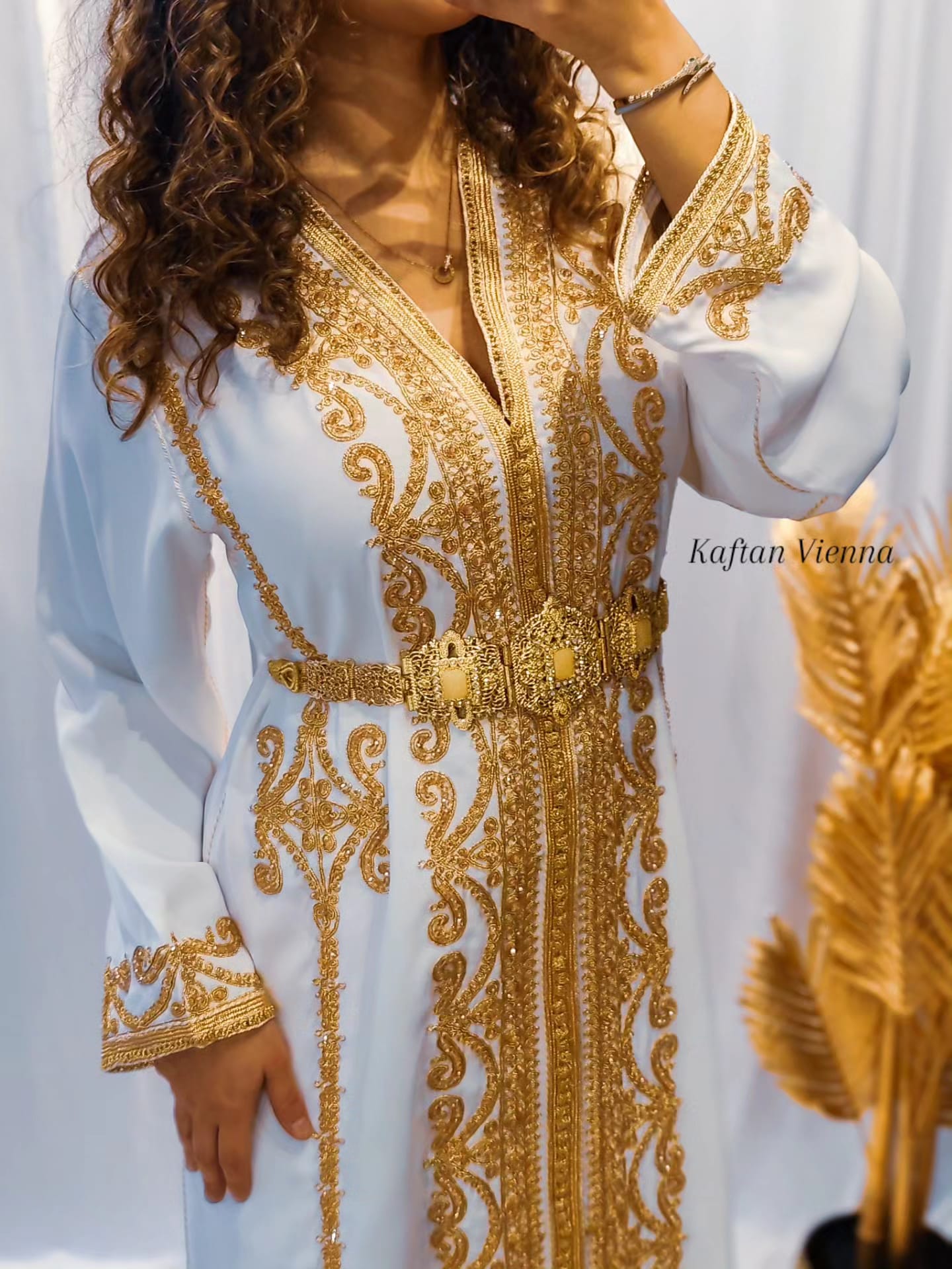 Marokkanischer Kaftan Weiß Gold - Vorderansicht Luxus Handstickerei