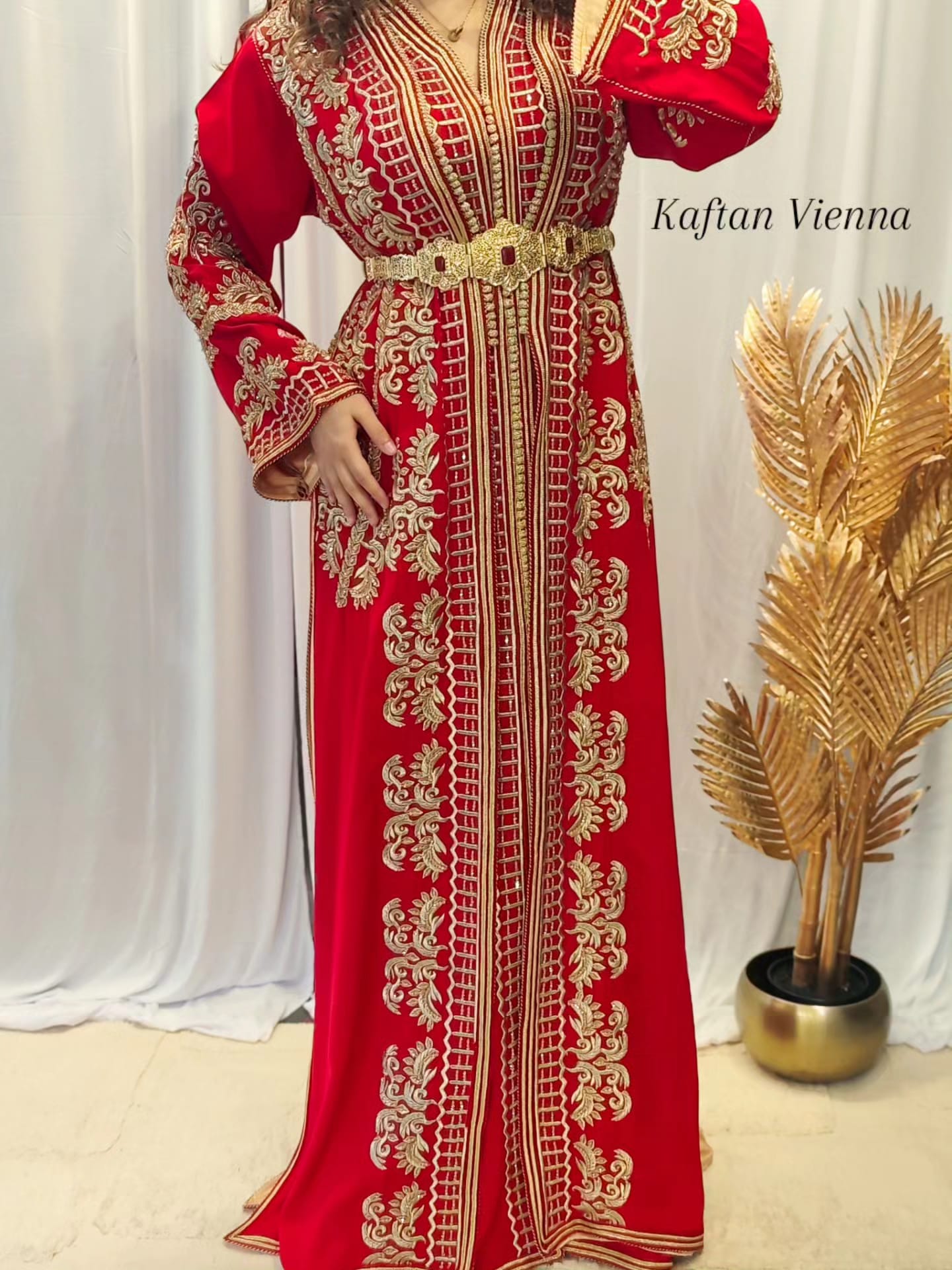 Rote Takshita mit goldener Stickerei - Komplettansicht festlich