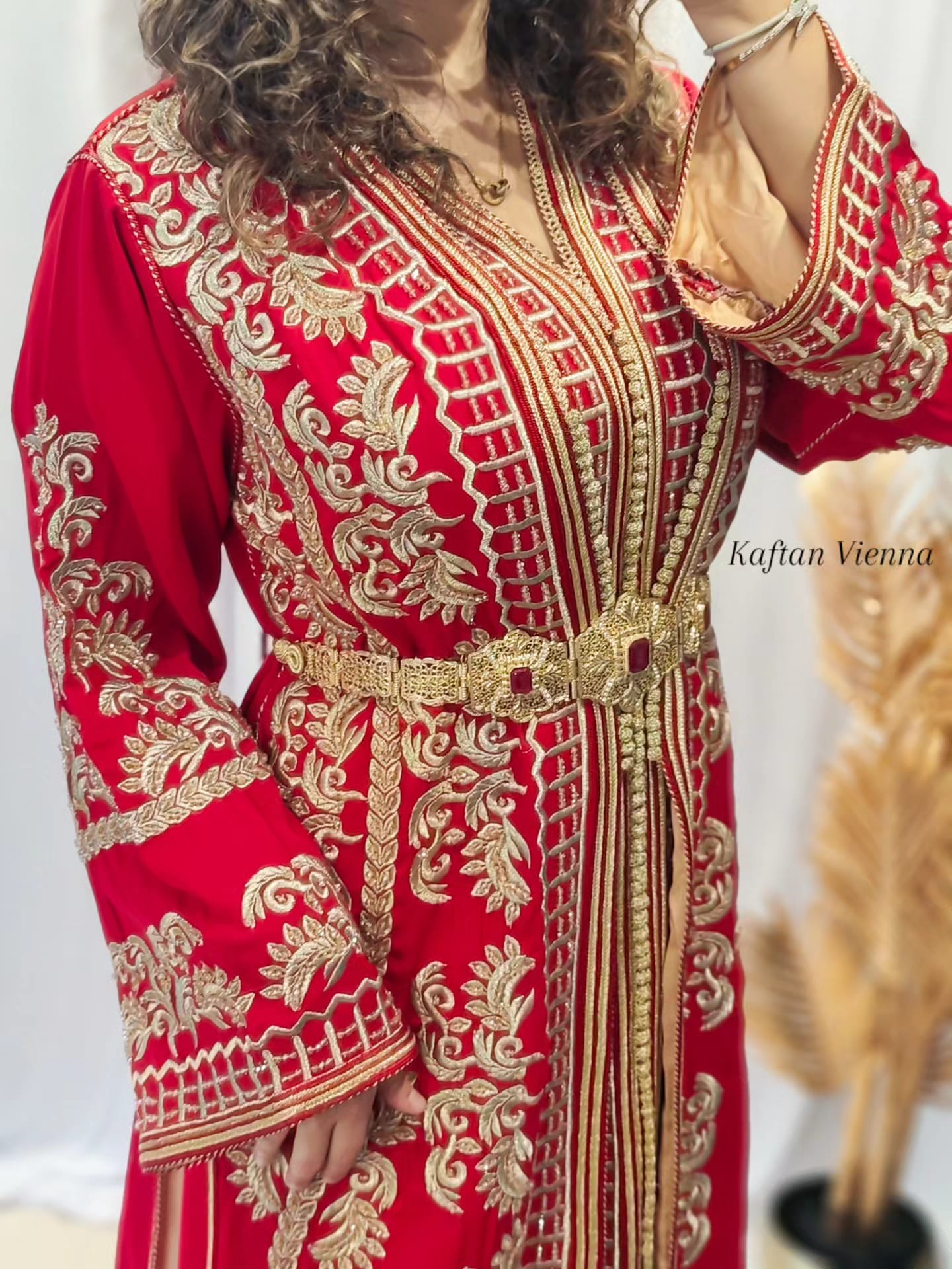 Luxus Takshita Rot Handstickerei - Detailansicht Goldornamente