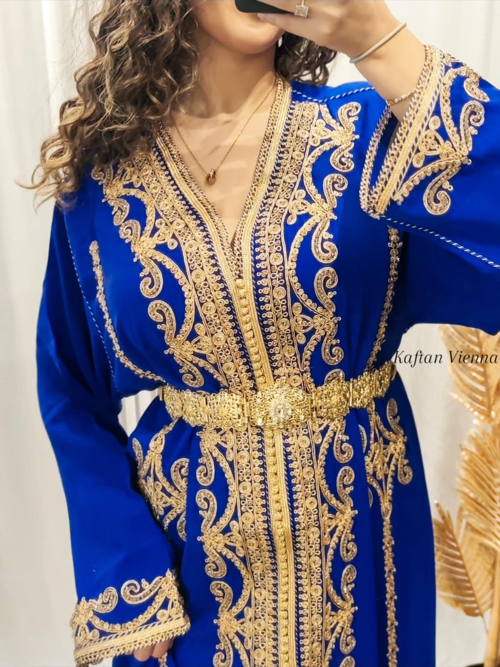 "Kaftan Royalblau Goldstickerei - Detailansicht"