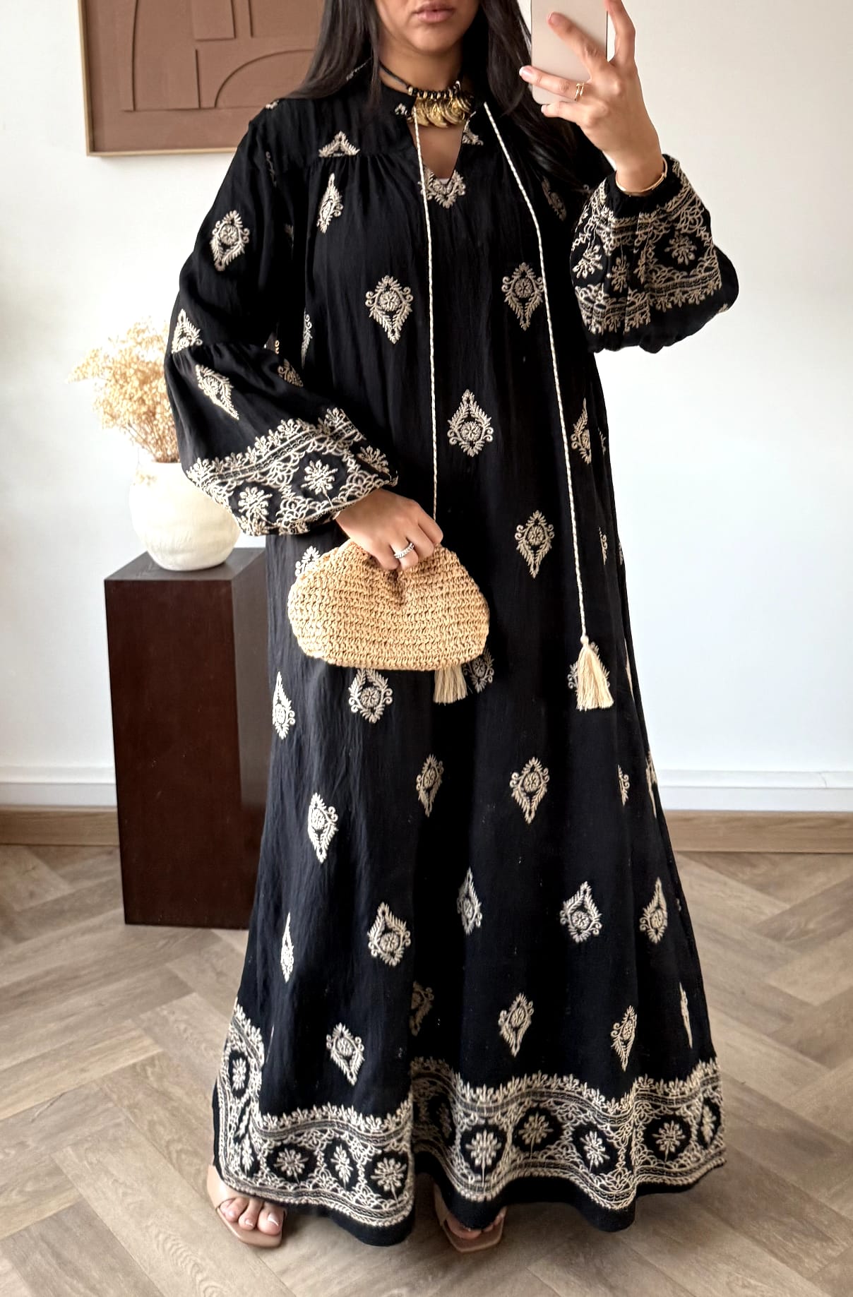 Marokkanisches Alltagskleid mit Ornamentmuster und Quasten - Vorderansicht schwarz