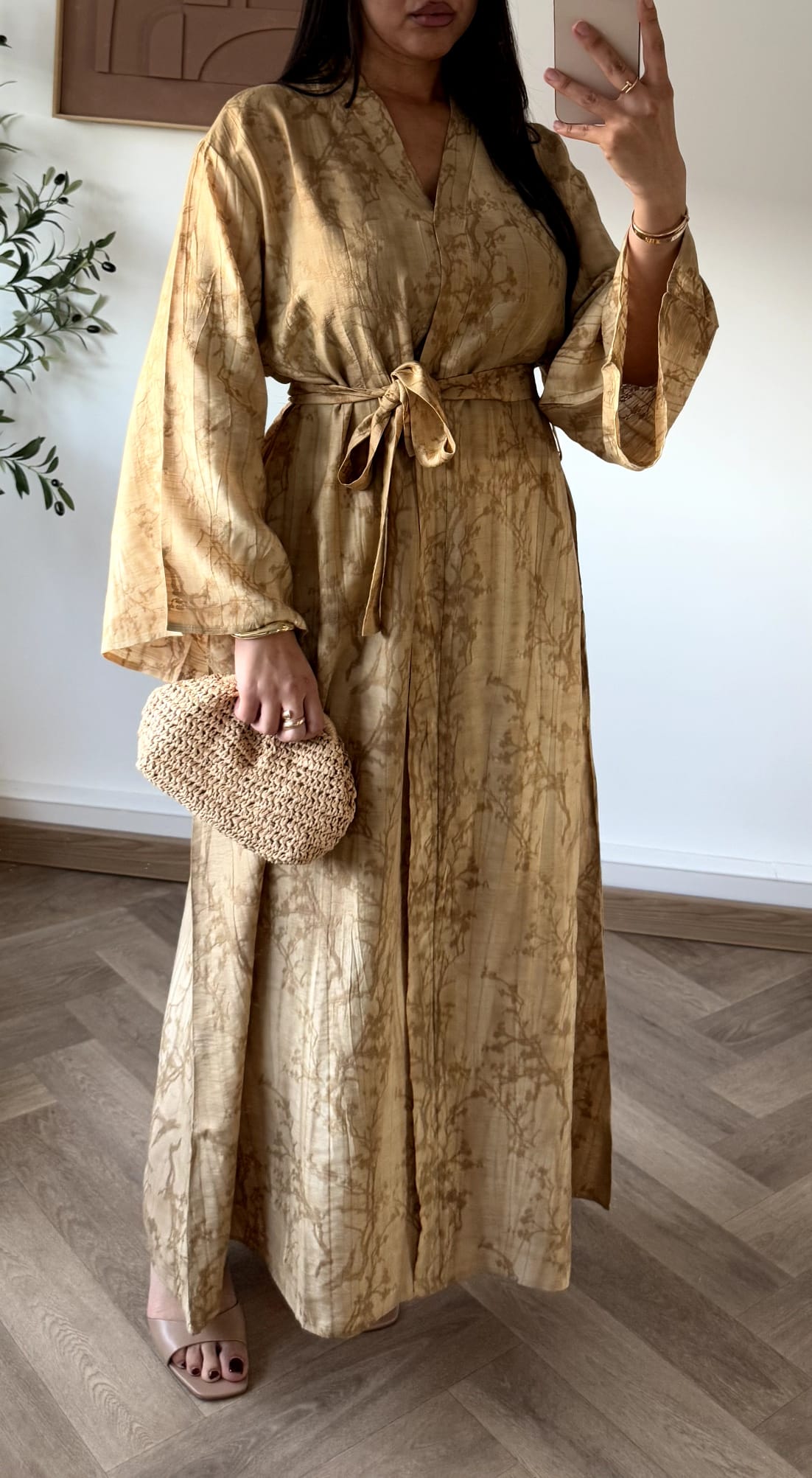 Goldenes marokkanisches Satin-Kleid - Detailansicht Blumenmuster und Bindegürtel