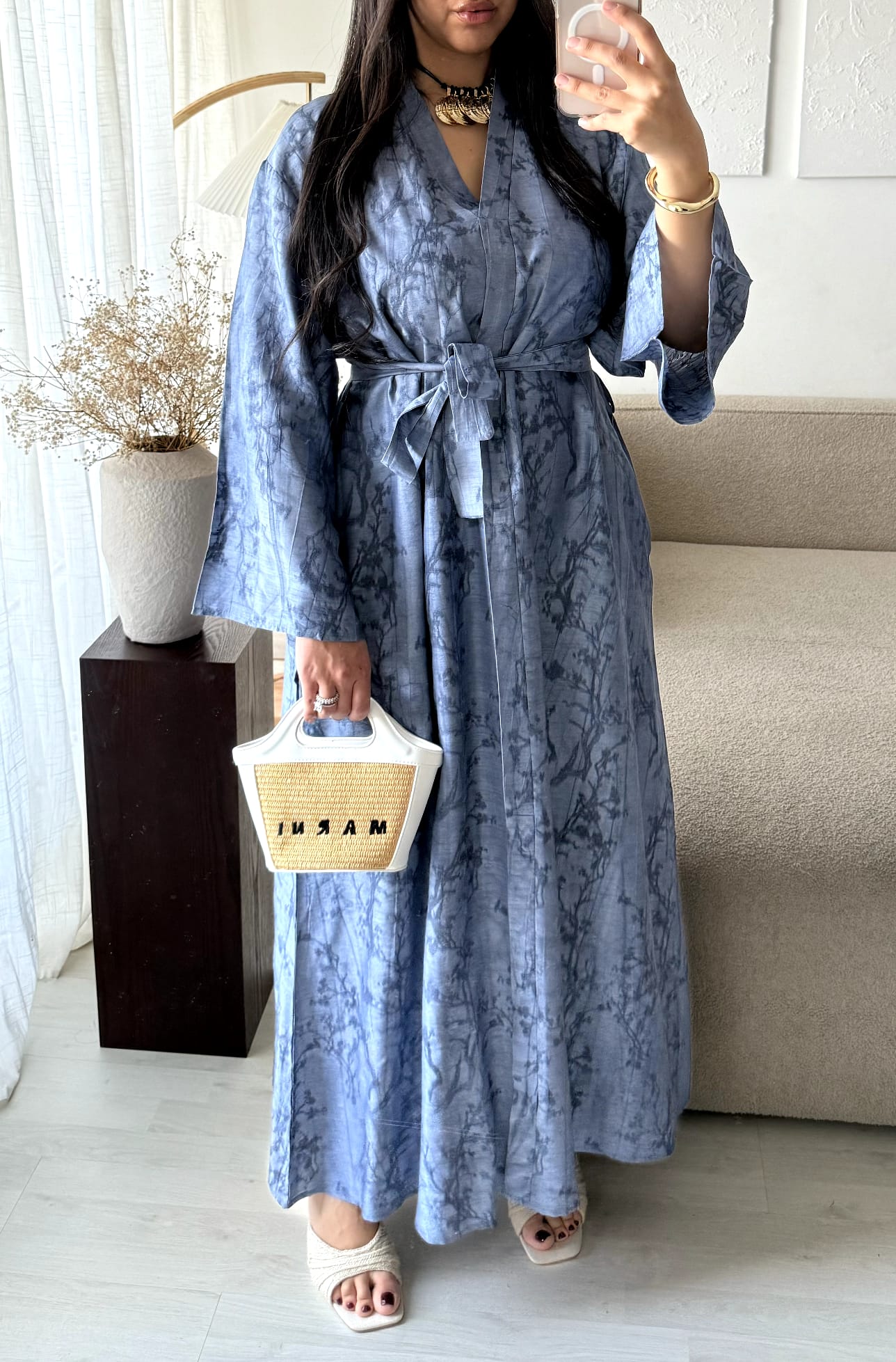 blaues marokkanisches Satin-Kleid - Detailansicht Blumenmuster und Bindegürtel