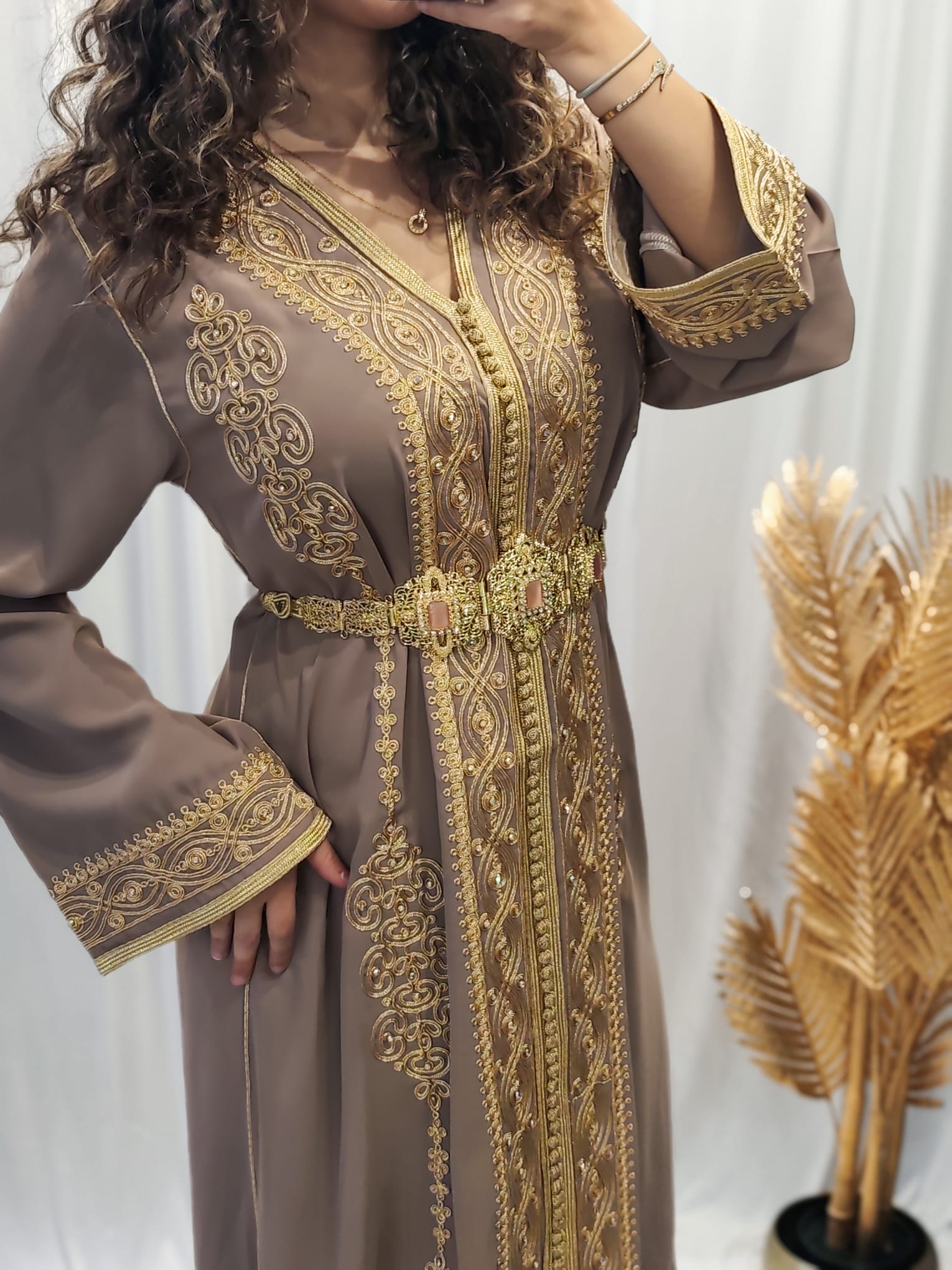 "Marokkanischer Kaftan Taupe mit handgefertigter Goldstickerei - Vorderansicht
