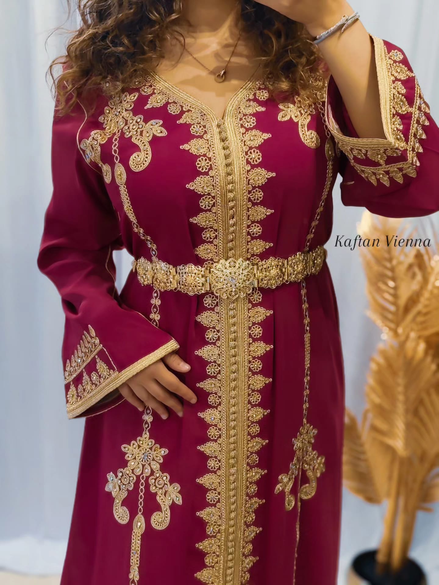 Kaftan Bordeaux Goldstickerei - Detailansicht"