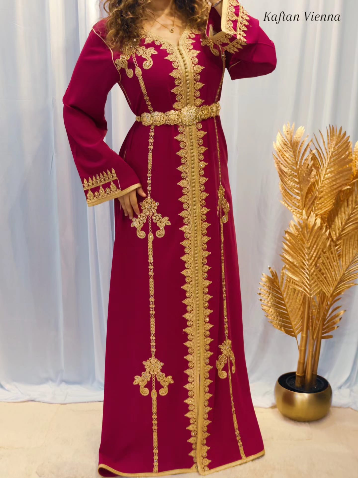 Marokkanischer Kaftan Bordeaux mit Goldstickerei - Vorderansicht