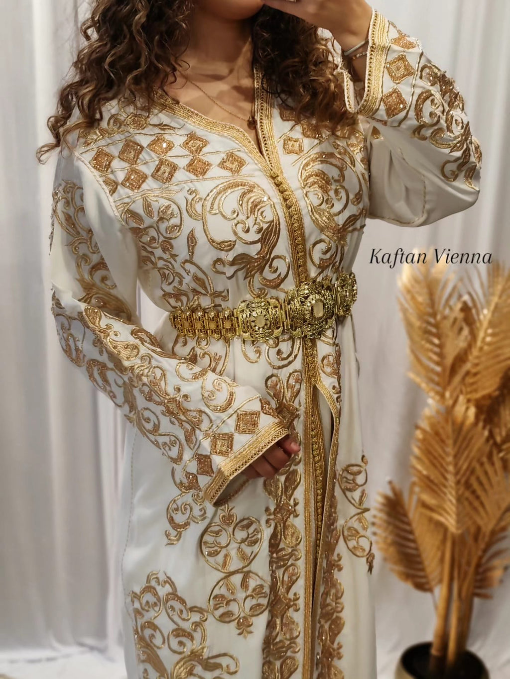 Weiße Takshita mit goldenen Ornamenten - Seitenansicht