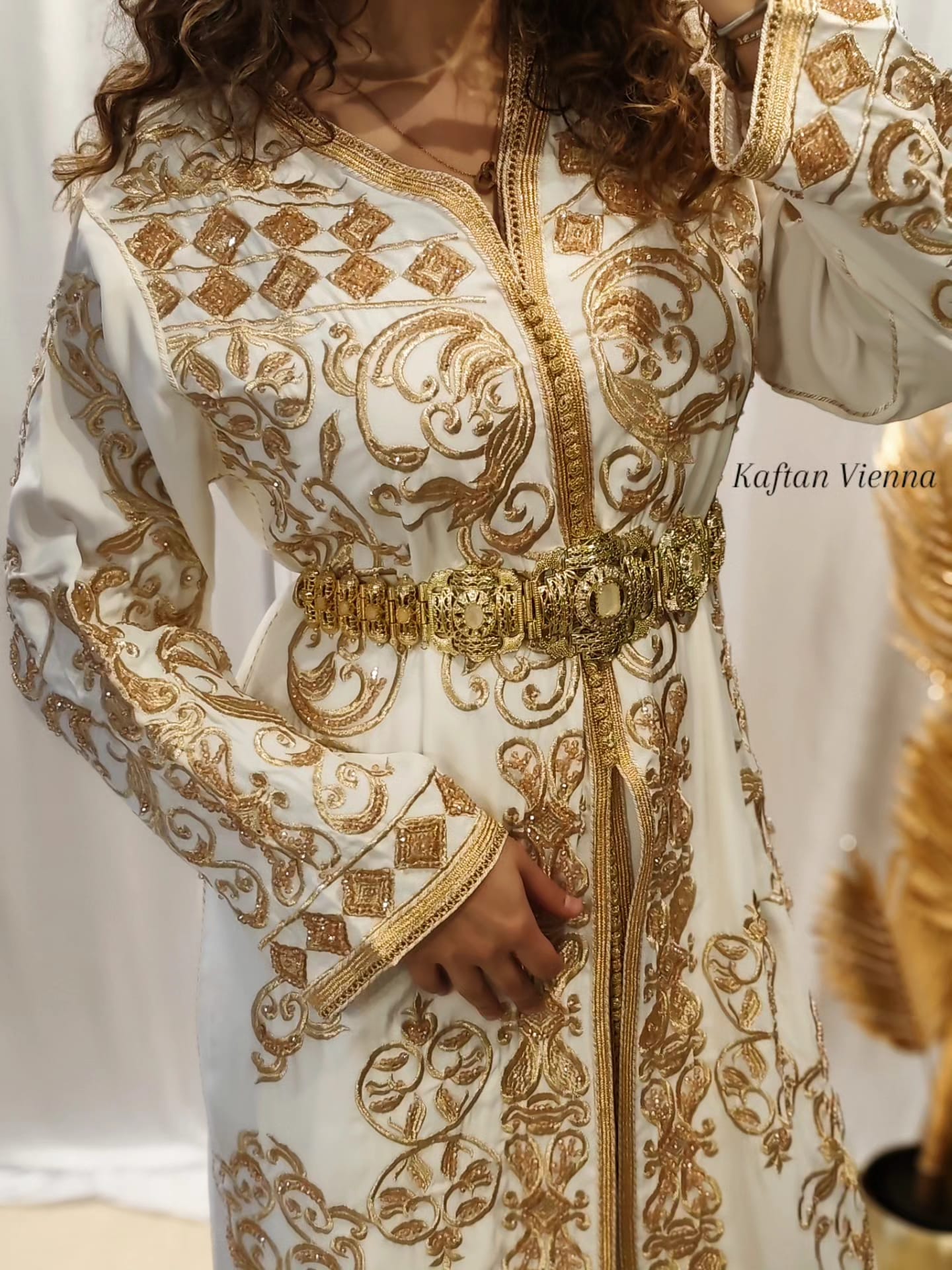 Takshita Weiß Gold Handstickerei - Detailansicht Oberteil