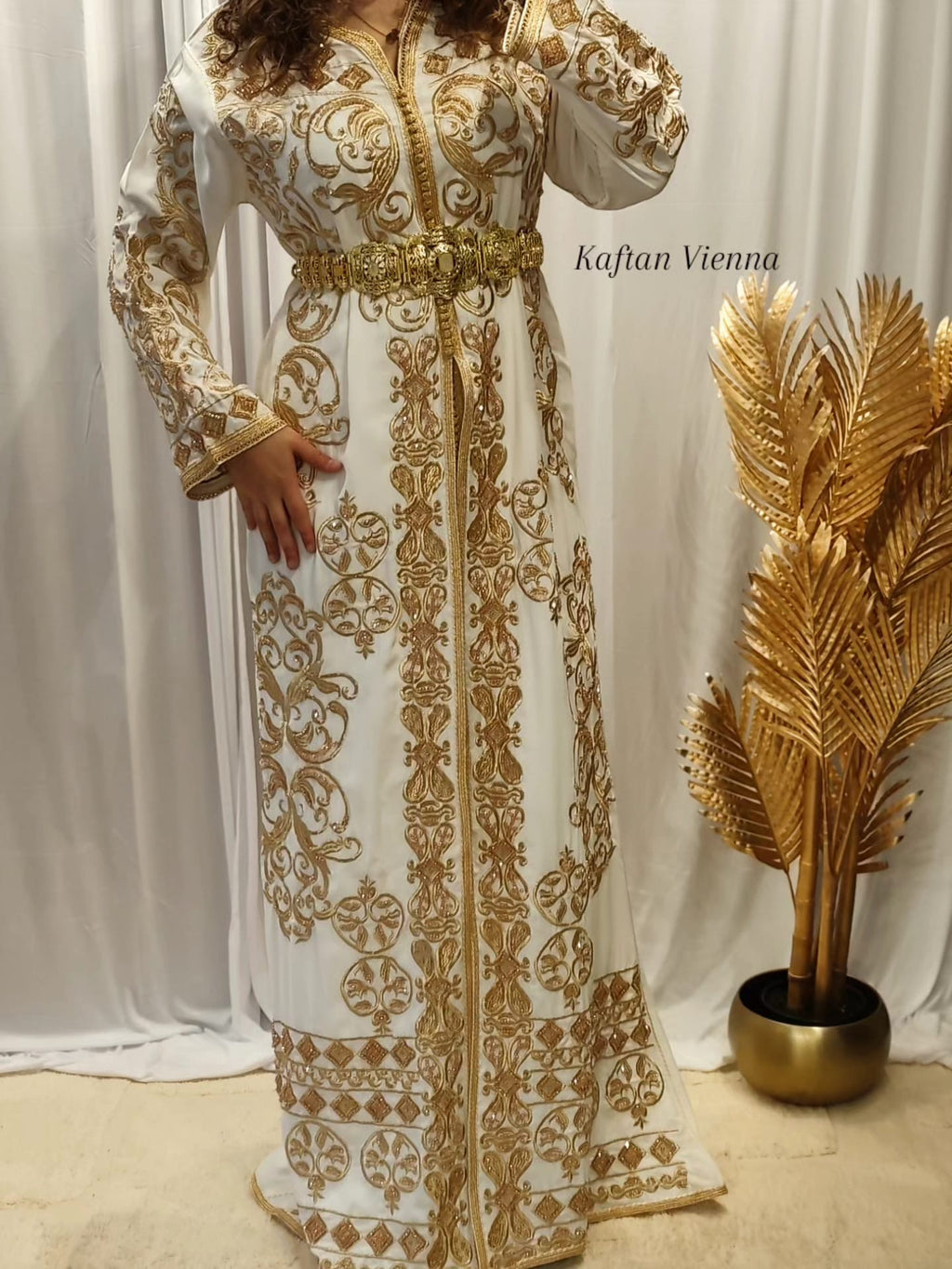 Marokkanische Takshita Weiß mit Goldstickerei - Vorderansicht Komplettlook